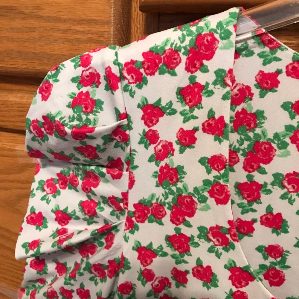 Pretty “Puff-Sleeved” Ladies Blouse with pink/red Roses & built in pleats, Large - Picture 3 of 7